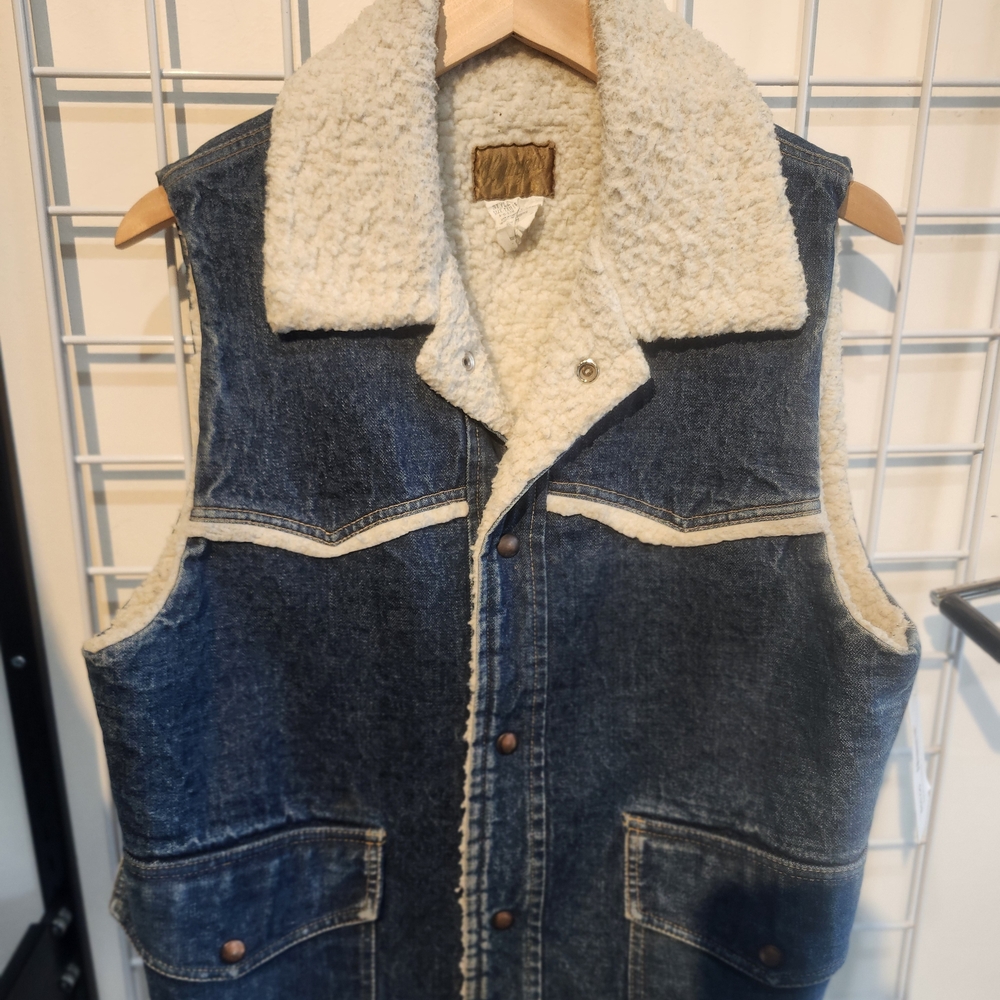 Mens Vintage Denim Vest with Sherpa Lining - Picture 3 of 5